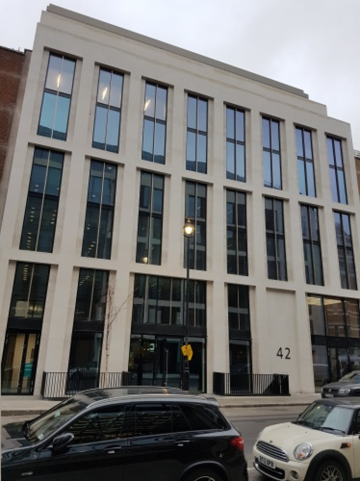Aluminium capped curtain walling with projecting cover caps