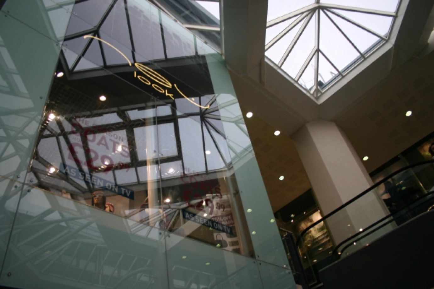 Bolted glass shopfront, Cambridge Mall